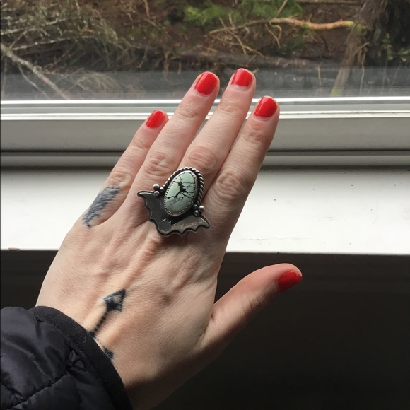 Beautiful ring - Picture 2 of 4